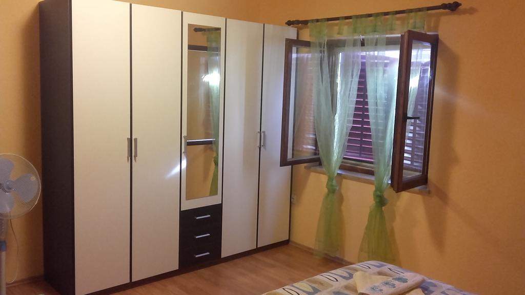 Corry 1 Apartment Ровини Екстериор снимка